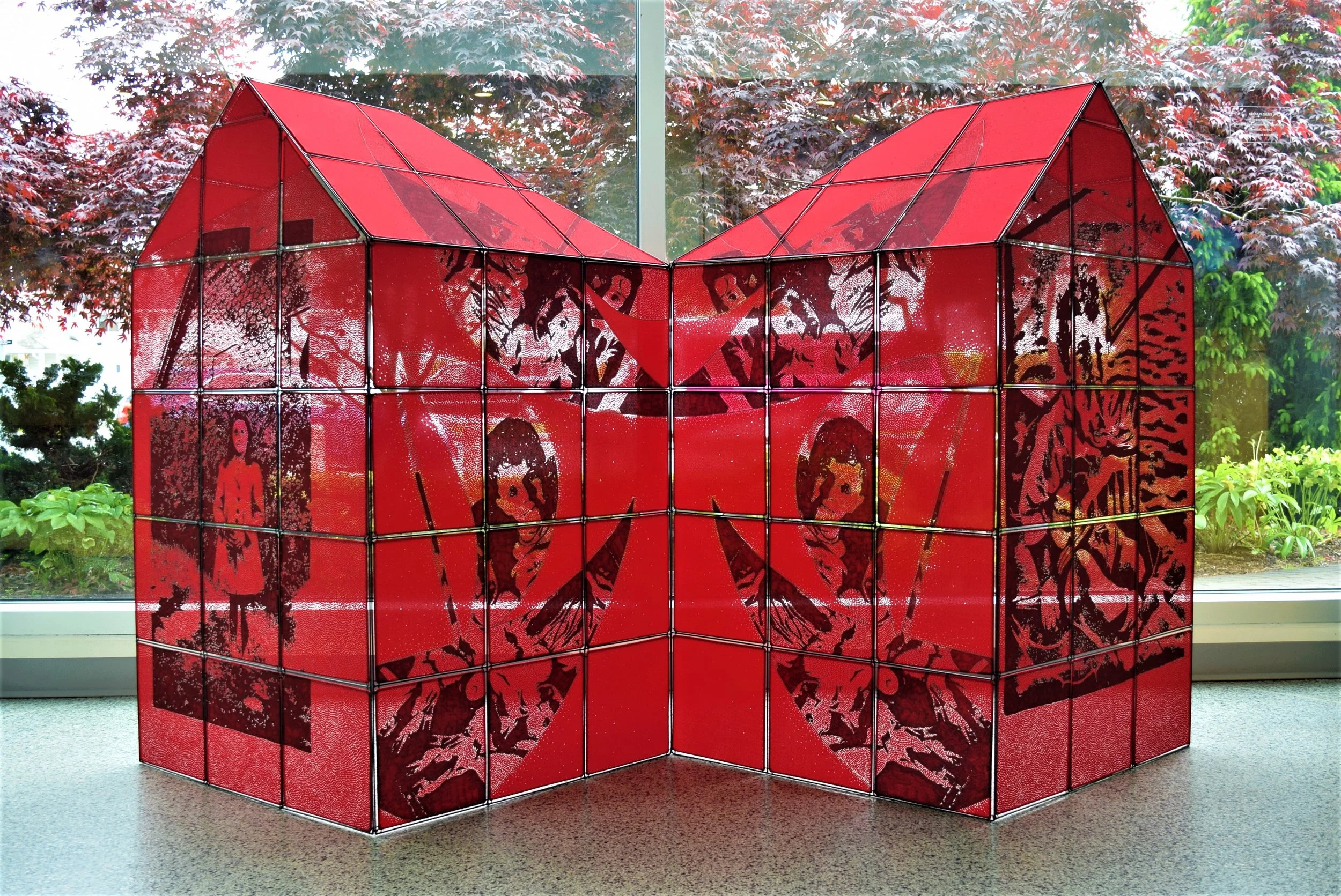 ''Archipelago'' , a folding piece, made for travelling. 92'' (W) x 56 (H) x 24''(D). Here, I used personal photos, boat and house shapes as metaphors for family. Maybe we are islands and life is a voyage of discovery. This piece folds up an can go on a trip of its own.''Archipels'' est une oeuvre sur le thème de la famille. Elle se plie pour mieux voyager. Peut-être sommes-nous des îles et la vie, un voyage de découverte.