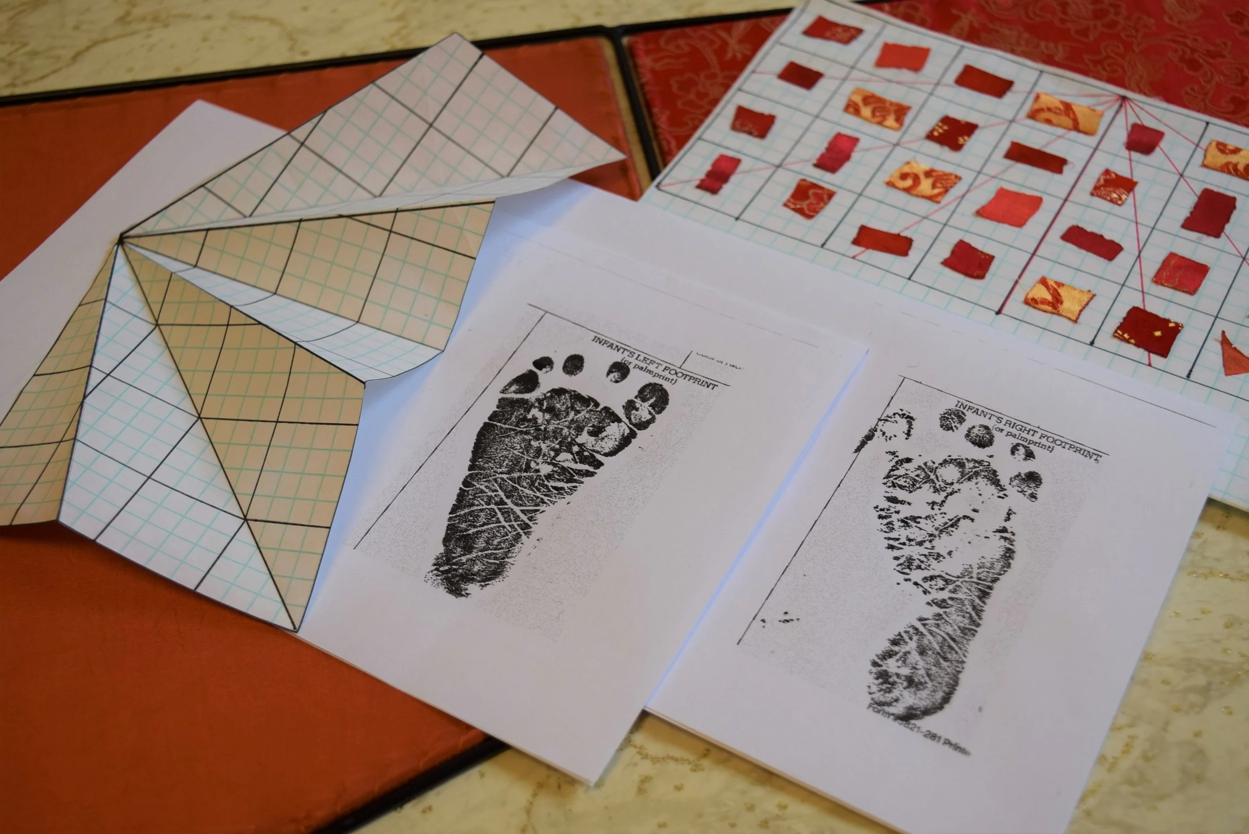 Here are preliminary plans and fabric samples. The completed first part of the piece was inspired from the foot print on the right. The next one will be from another infant's foot print (left) Interesting how I can see the personality in the prints already. The next one will be in green and blues. Voici des croquis préliminaires. La personalité des tout petits se devide déjà. J'ai agrandi l'empreintes de droite de 2000%. Le travaille commence pour celle de droite.