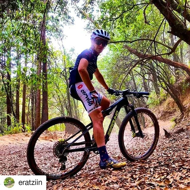 #Repost @eratziin 
A unos d&iacute;as de cumplir otro a&ntilde;o de darle a la baikona y practicar este bello deporte 🍾🚵🏼⛰.
Quiero contarles que han sido de las mejores y peores inversiones que he hecho. ❌ Ahora me levanto temprano.
✅ Soy m&aacute