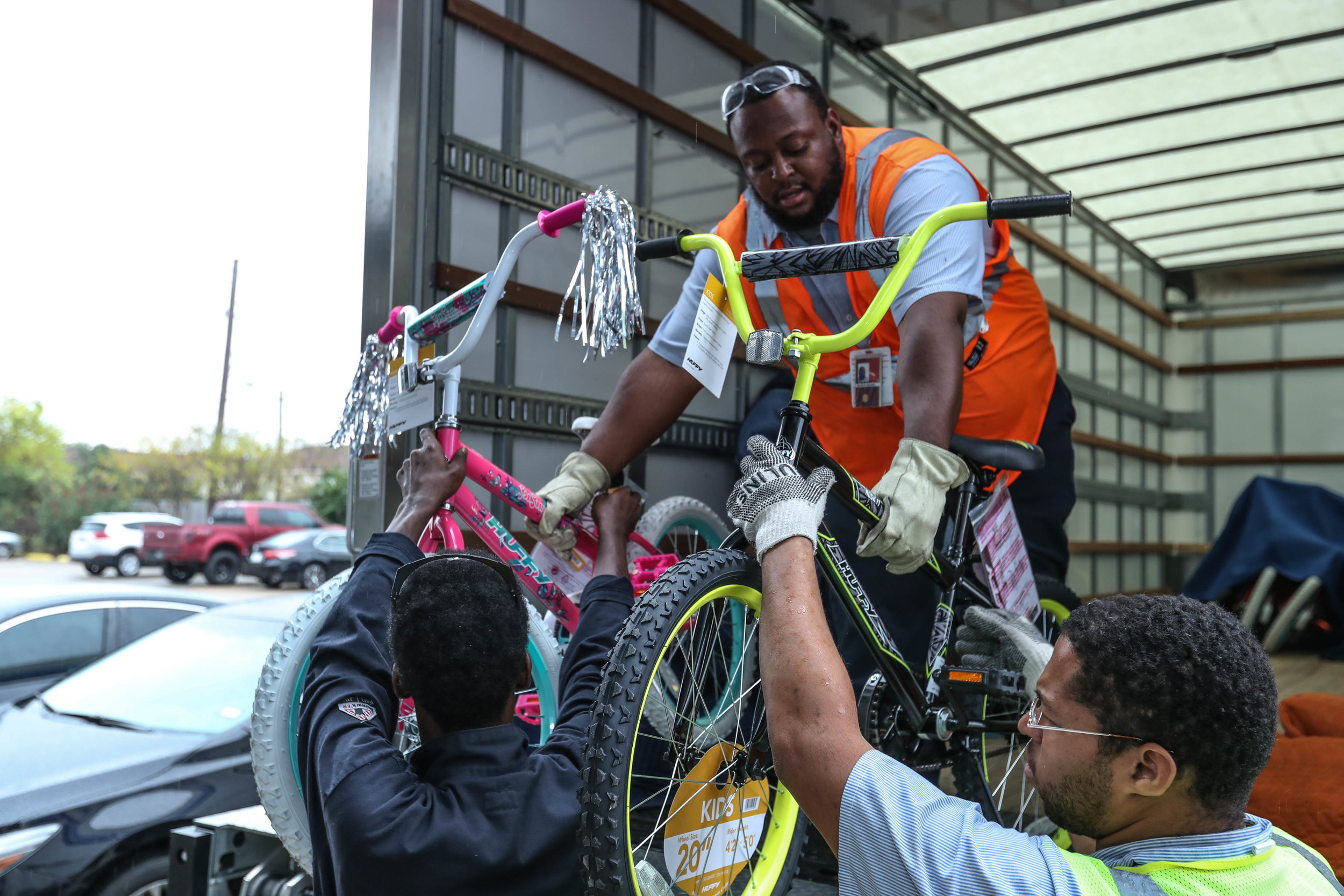 Shell unloading bicycles 2017.jpg