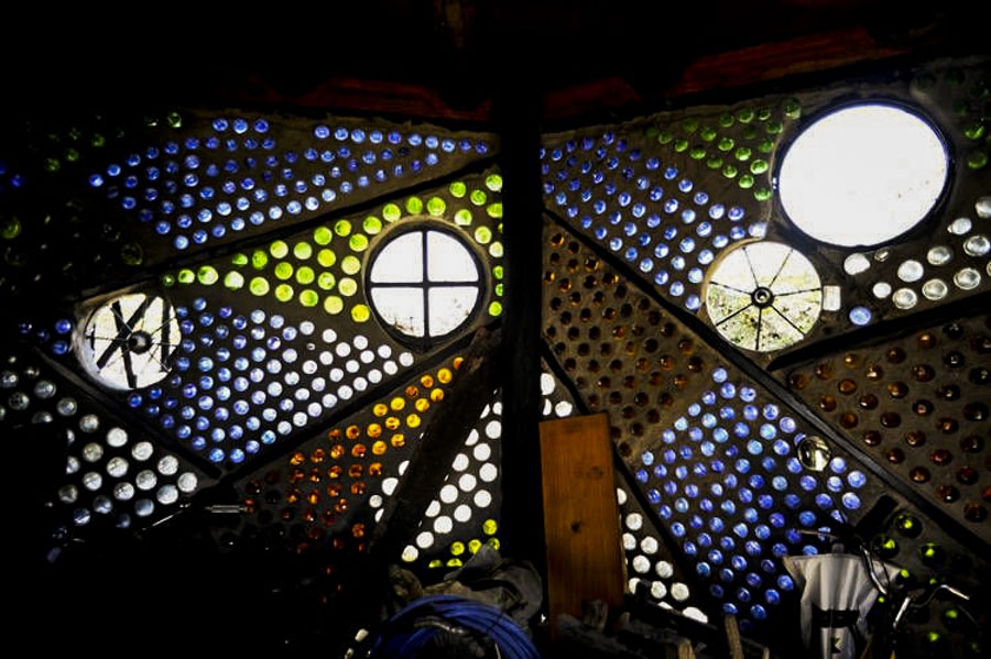 Interior de la casa de las botellas