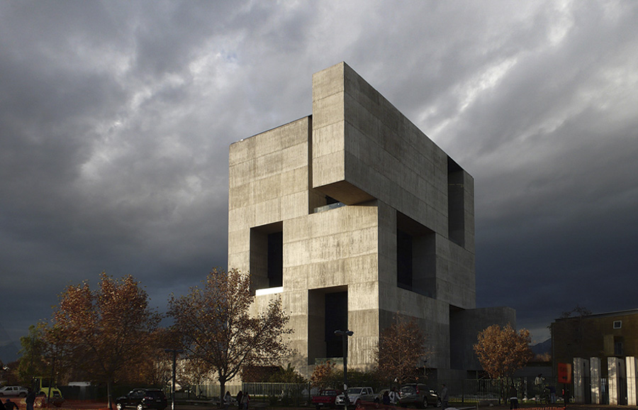 El edificio utiliza una masa térmica en el perímetro que evita la acumulación de calor, en oposición de la clásica envolvente de vidrio.