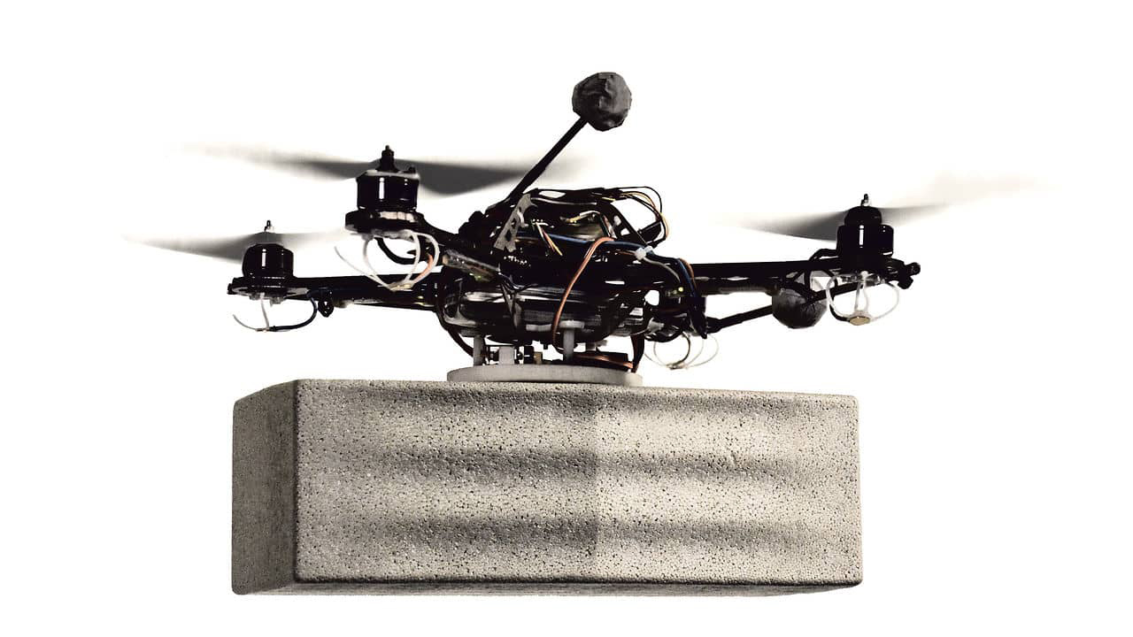 Dron transportan un bloque de poliespan