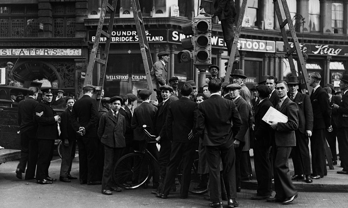 Aglomeración de gente en torno a la instalación del primer semáforo de la ciudad de Londres en 1931