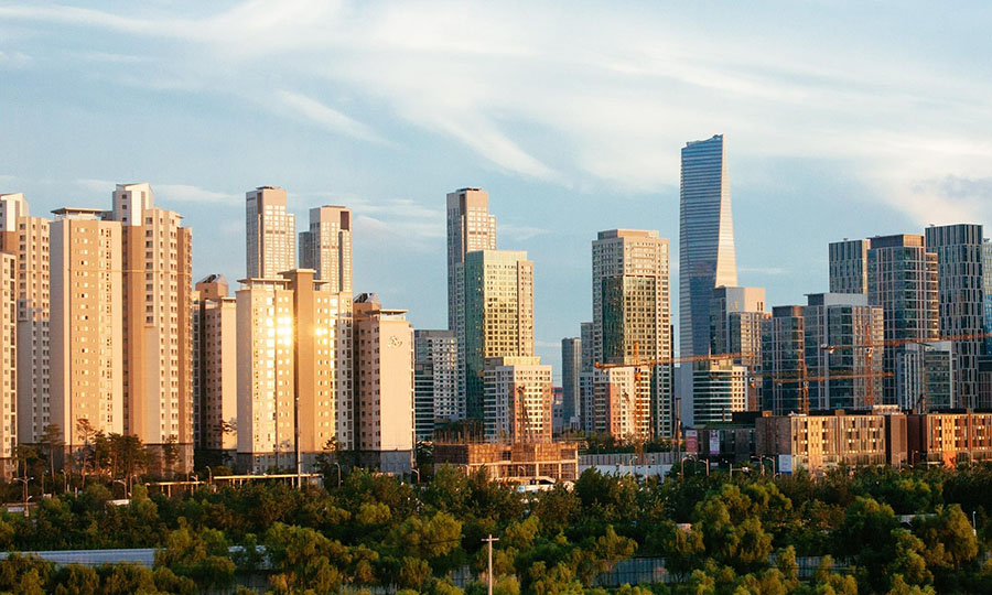 Songdo en Corea del Sur fue construida según el concepto tradicional de Smart City, todos sus edificios cuentan con control climático automatizado, control de acceso conectado a un ordenador central y toda una red de sensores en sus tuberías y redes de suministro que permiten ajustarlas según la demanda o detectar fallos.