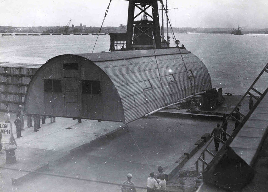Instalación en una base militar de Japón de una de las Nissen Hut