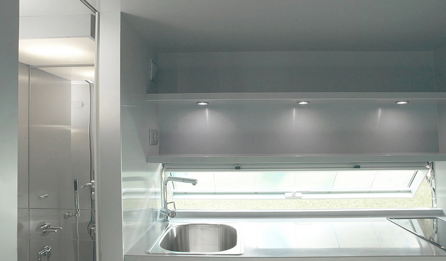Vista de la cocina y el baño (izquierda).