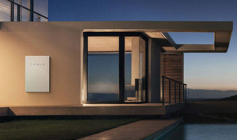Un Powerwall, intsalado en una vivienda unifamiliar.