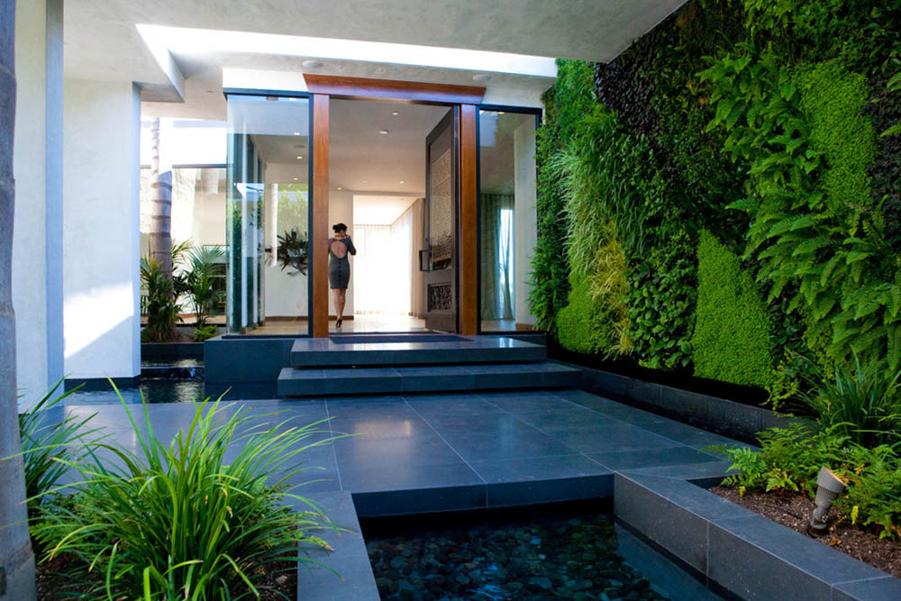 Jardín vertical en el acceso a una vivienda.