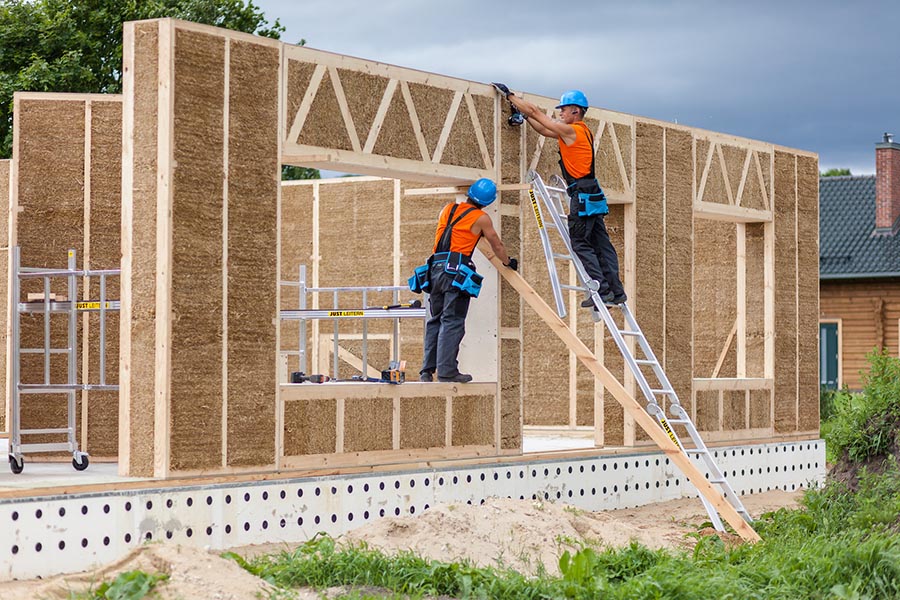 Construcción de vivienda mediante paneles autoportantes prefabricados de madera y paja.
