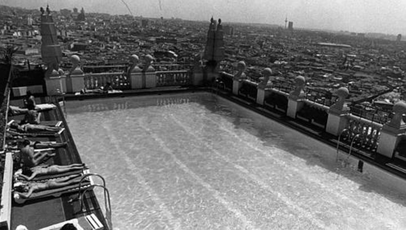 La antigua piscina del Hotel Crowne Plaza, en una de las azoteas del Edificio de España.