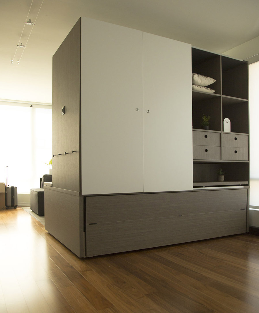 Frente del mueble transformable ORI donde se aloja la cama, zona de estudio y almacenaje.