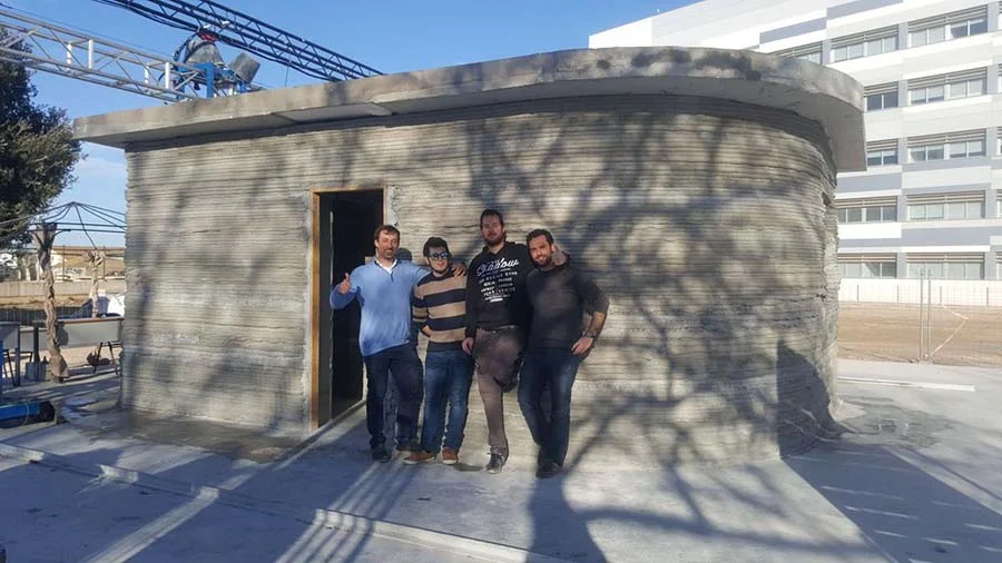 La primera vivienda impresa in situ en 3D de España y el equipo de Be More 3D.