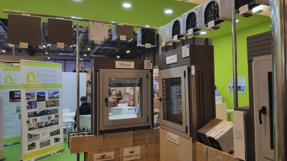 Cada vez encontramos en el mercado más solucionemos para evitar puentes térmicos en la colocación de ventanas y persianas.