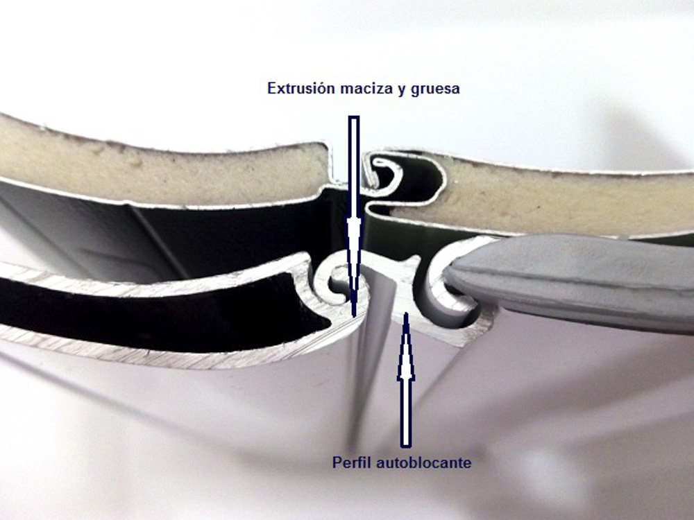 Fuente:Persianas Vilanova. Persiana térmica arriba, persiana de seguridad abajo.