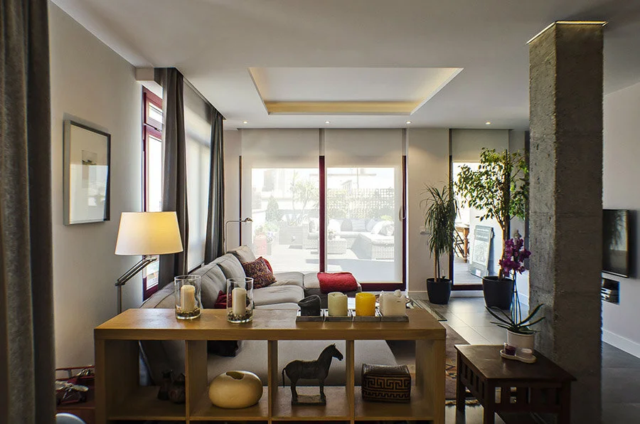 El espacio del salón que también integra el comedor y la cocina, con la gran terraza al fondo.