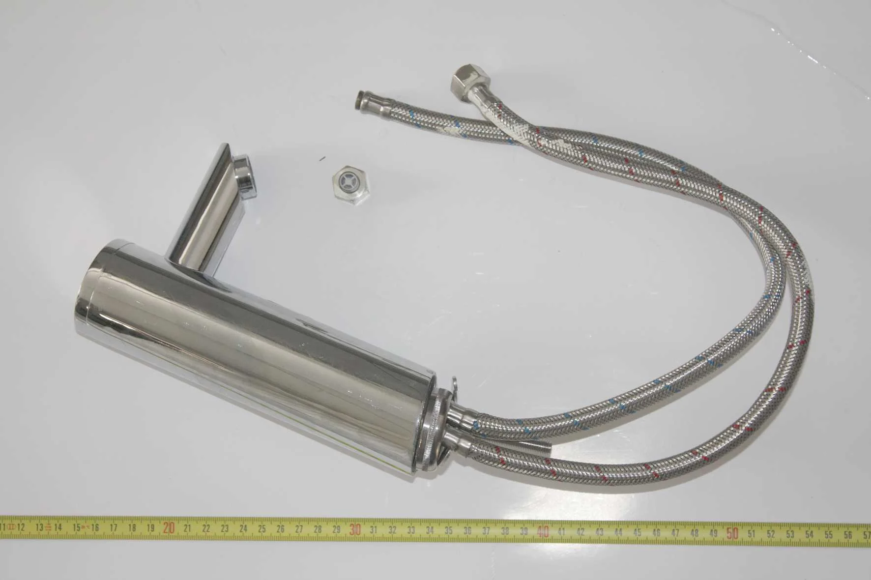  Zur Untersuchung übergebene Armatur mit gebrochenem Panzerschlauch im Überblick. 