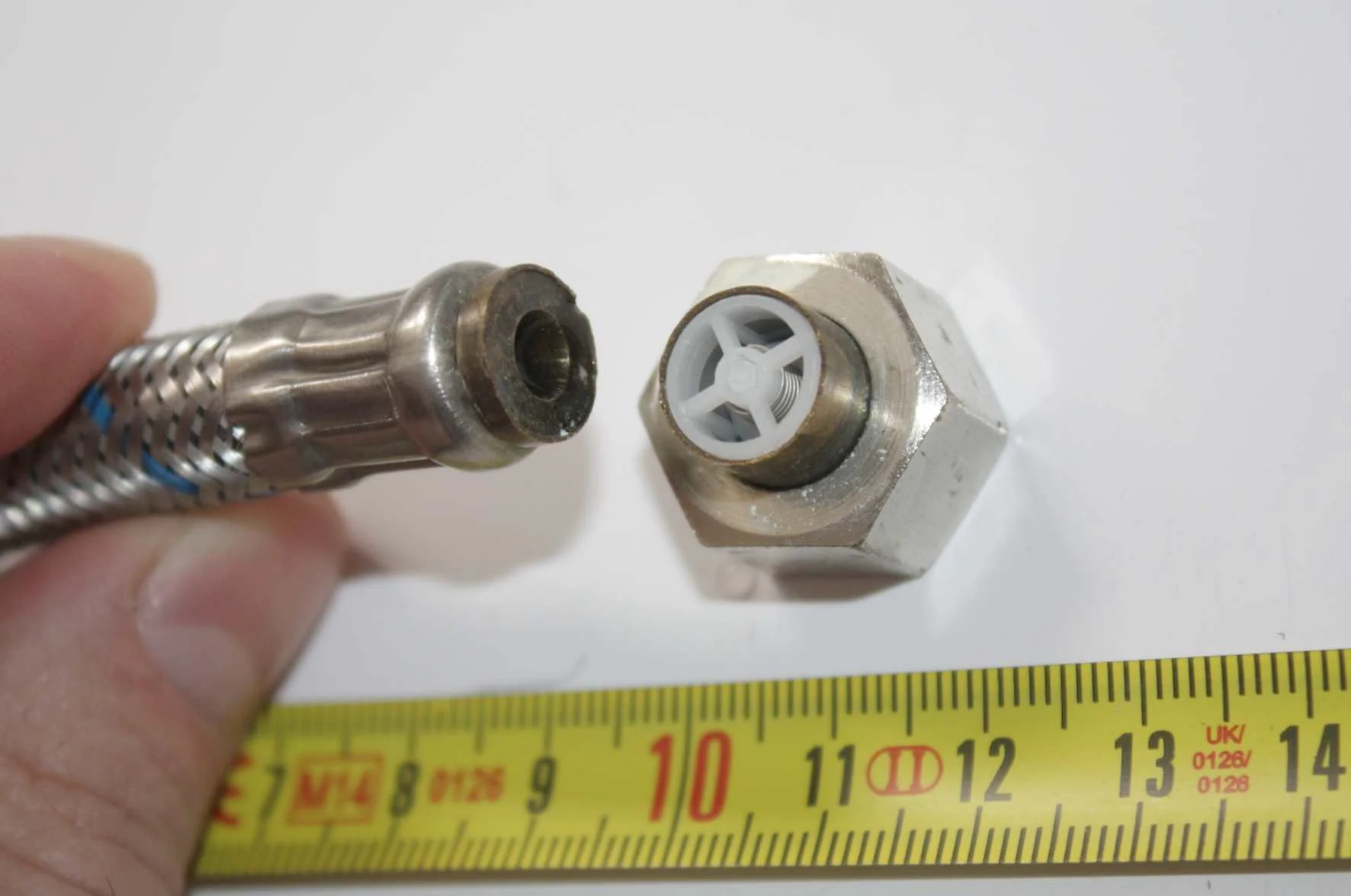  Das Anschlussstück weist einen Umfangsriss auf. 