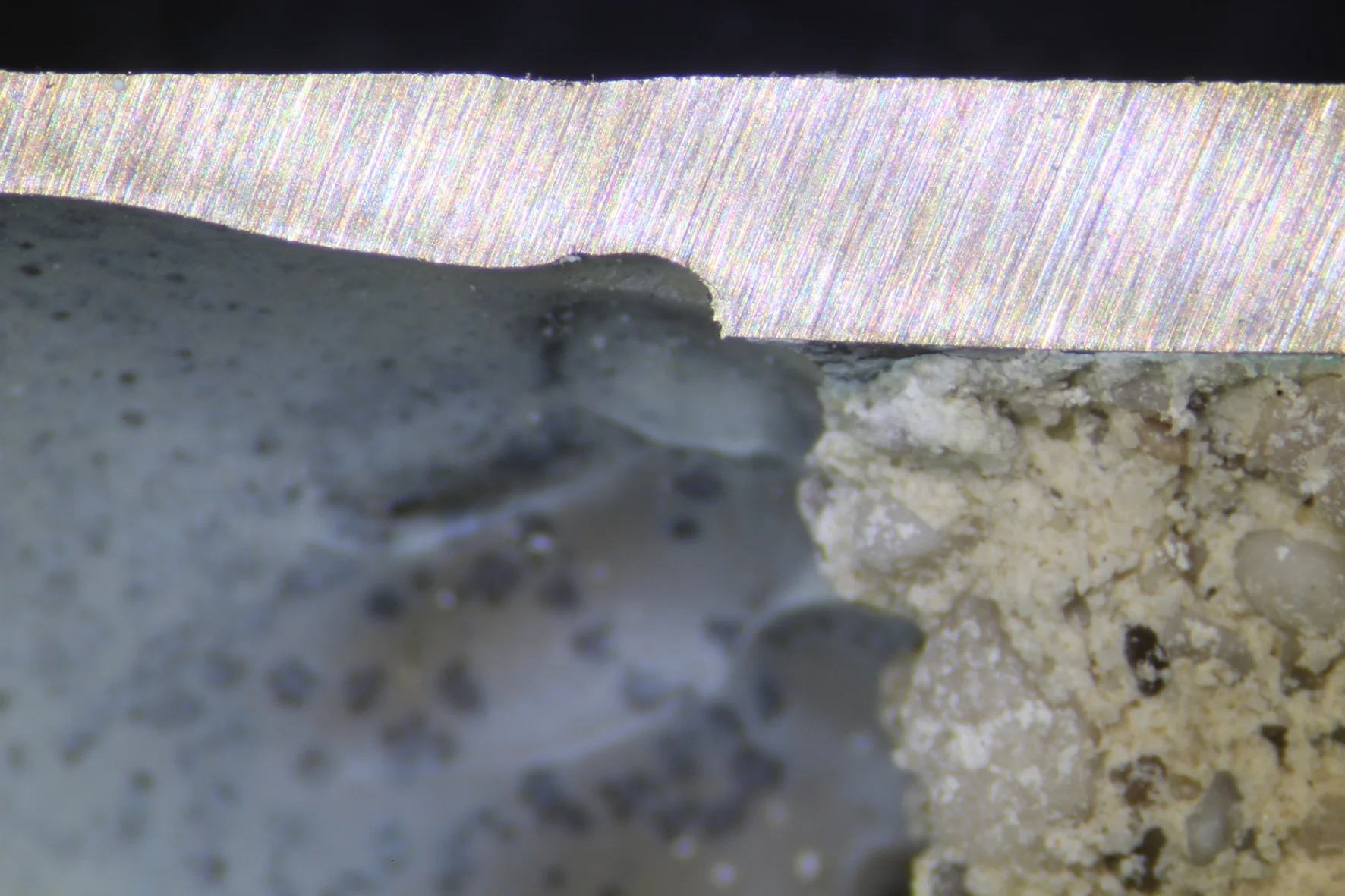   Wanddickenreduktion zufolge von Erosionskorrosion (in Strömungsrichtung) unmittelbar nach der Querschnittsverengung.  