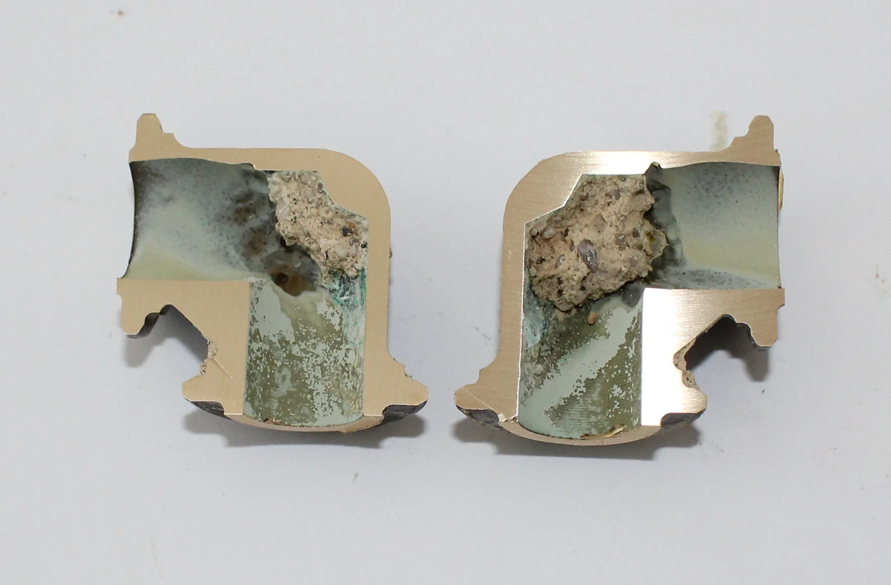   Für die weitere Untersuchung wurde der Winkel in Längsrichtung aufgeschnitten. Der eingebrachte Mörtel hat sich im Scheitel der Biegung festgesetzt.  