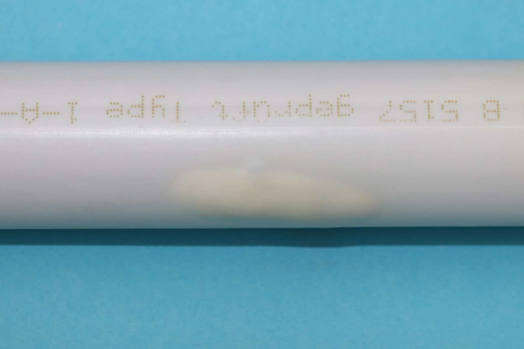  Außenoberfläche des Verbundrohres mit gelblichen Verfärbungen und Blasen.  Laut Informationen des Auftraggebers kam es am Schadenort  zu einer Vielzahl von unkontrollierten Wasseraustritten an der Warmwasserleitung. Im Zuge einer Leckortung wurden a