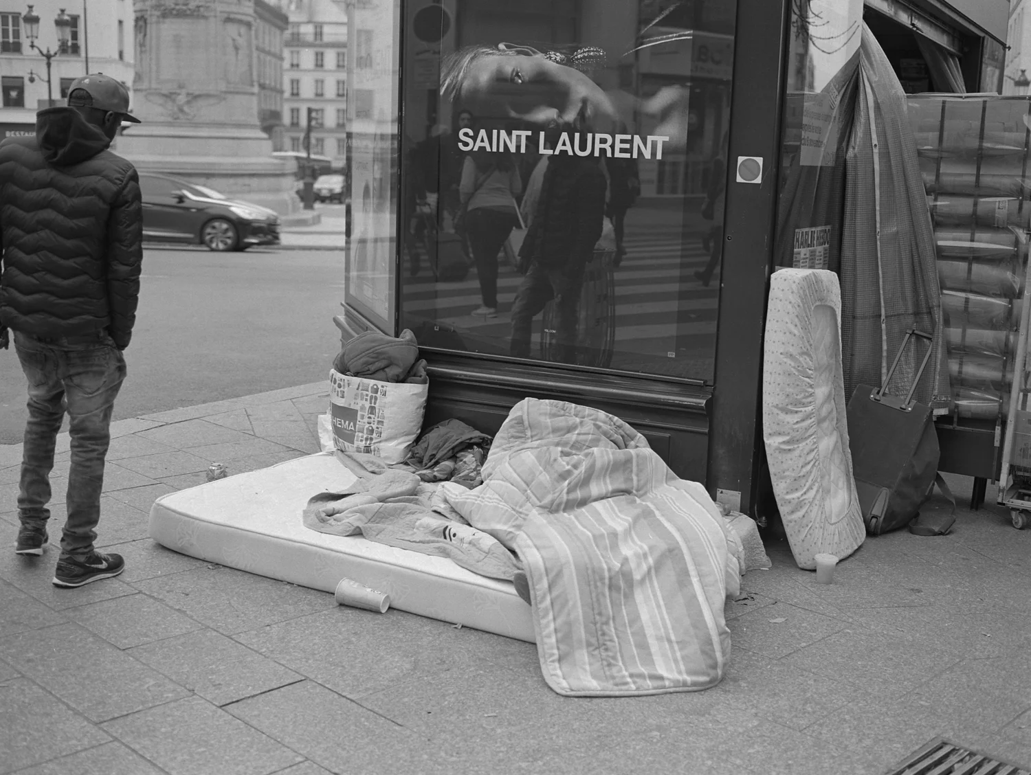 Mark-Steinmetz-place-de-clichy-2018-19.jpg