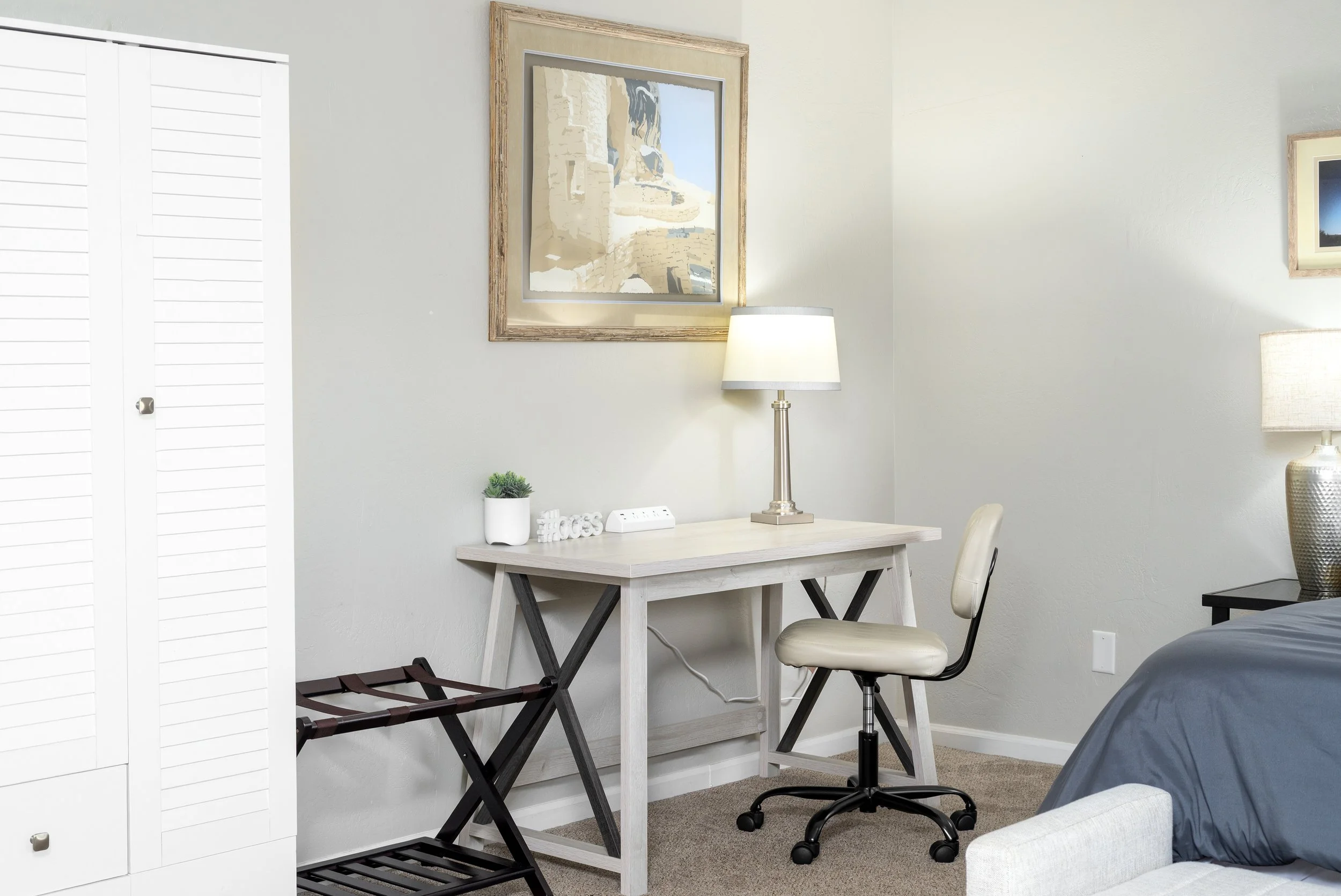 arizona short term rental photographer desk in rental