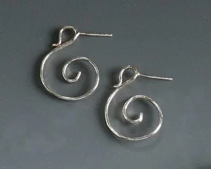 EMBOSSED CURL EARRINGS-POST