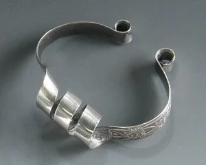 EMBOSSED LOOP CUFF