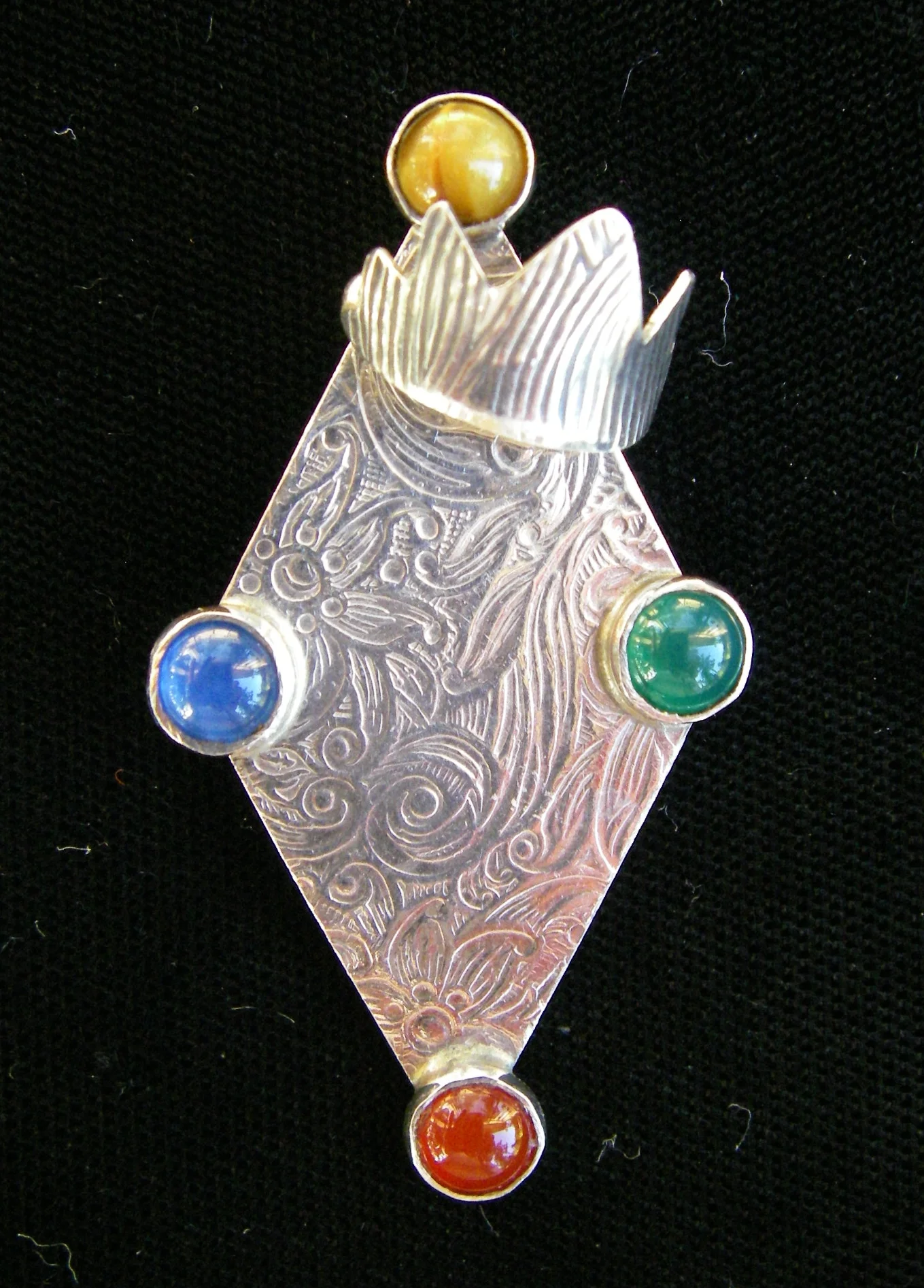 HARLEQUIN SOCIAL CLUB QUEEN'S PIN