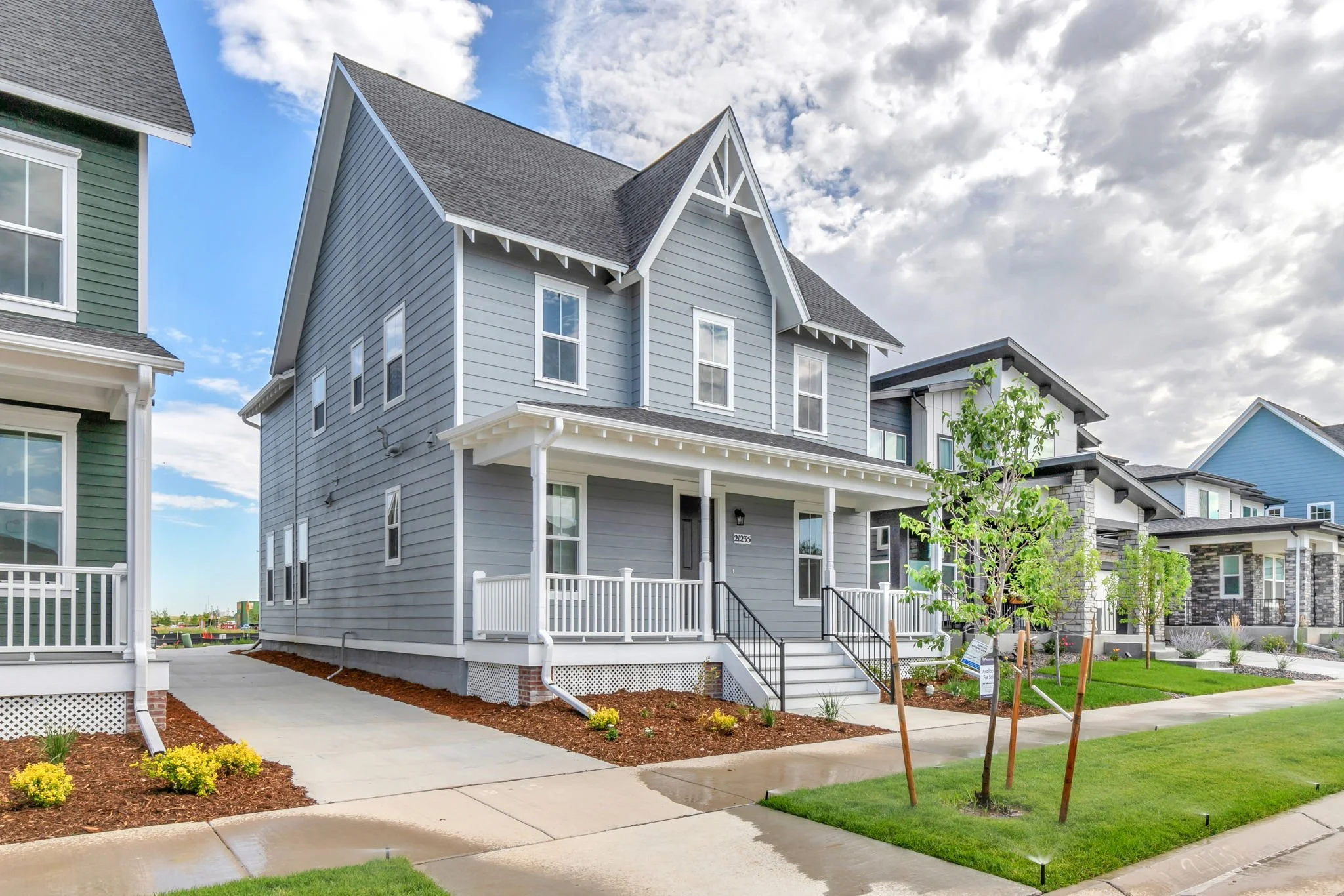2-web-or-mls-21235 E 61st Dr Aurora (2).jpg