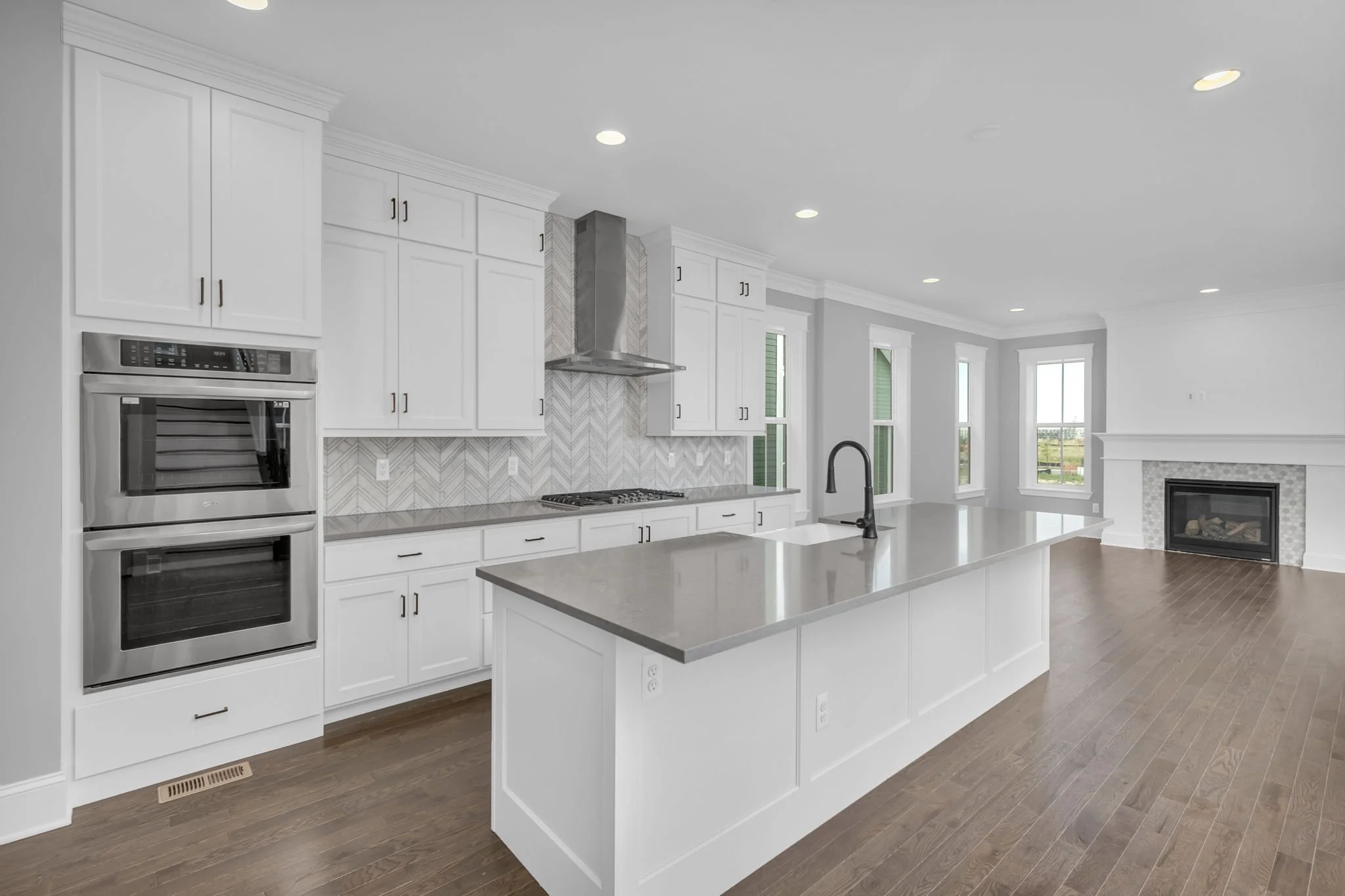 8-web-or-mls-21235 E 61st Dr Aurora (8).jpg