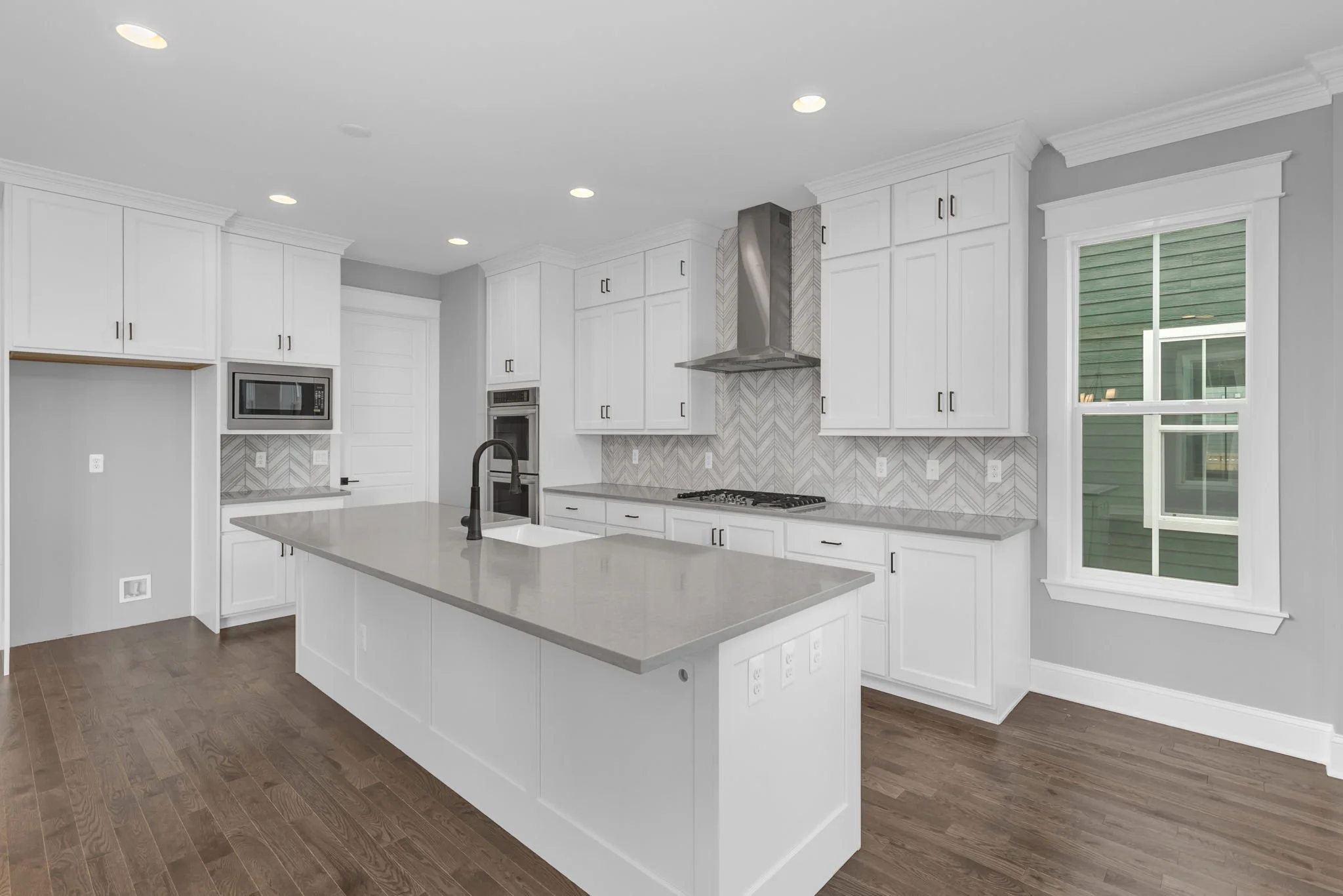 9-web-or-mls-21235 E 61st Dr Aurora (9).jpg