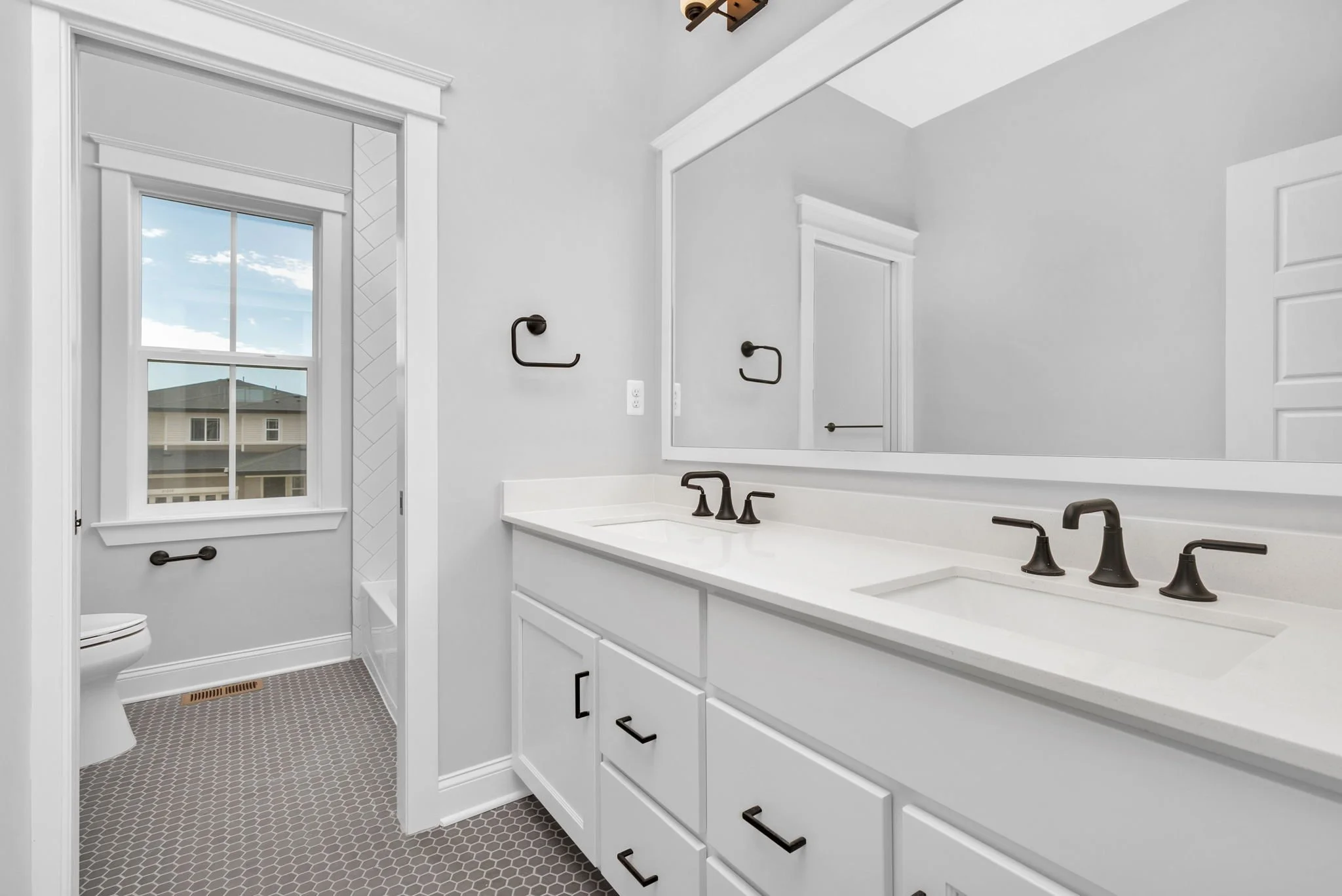 20-web-or-mls-21235 E 61st Dr Aurora (20).jpg
