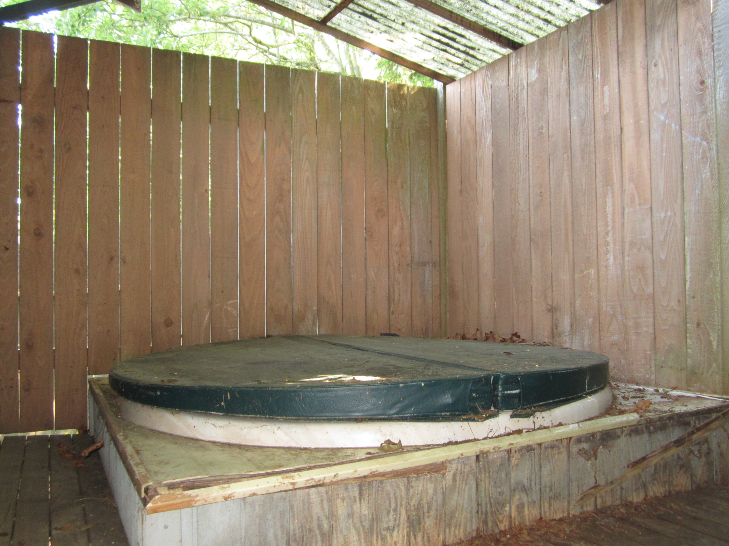 561-876035 - Rear hot tub.JPG