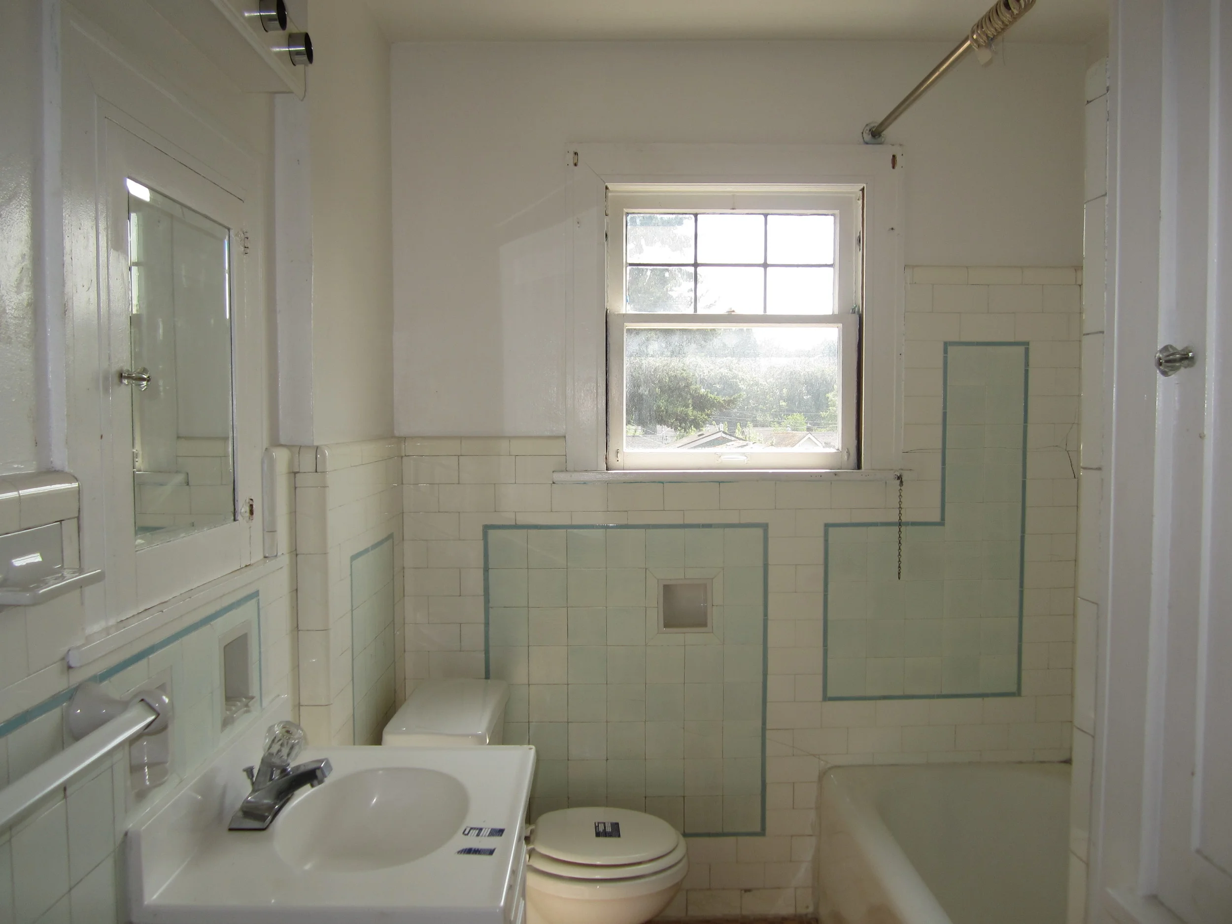 561-869535 - Bath 1.JPG