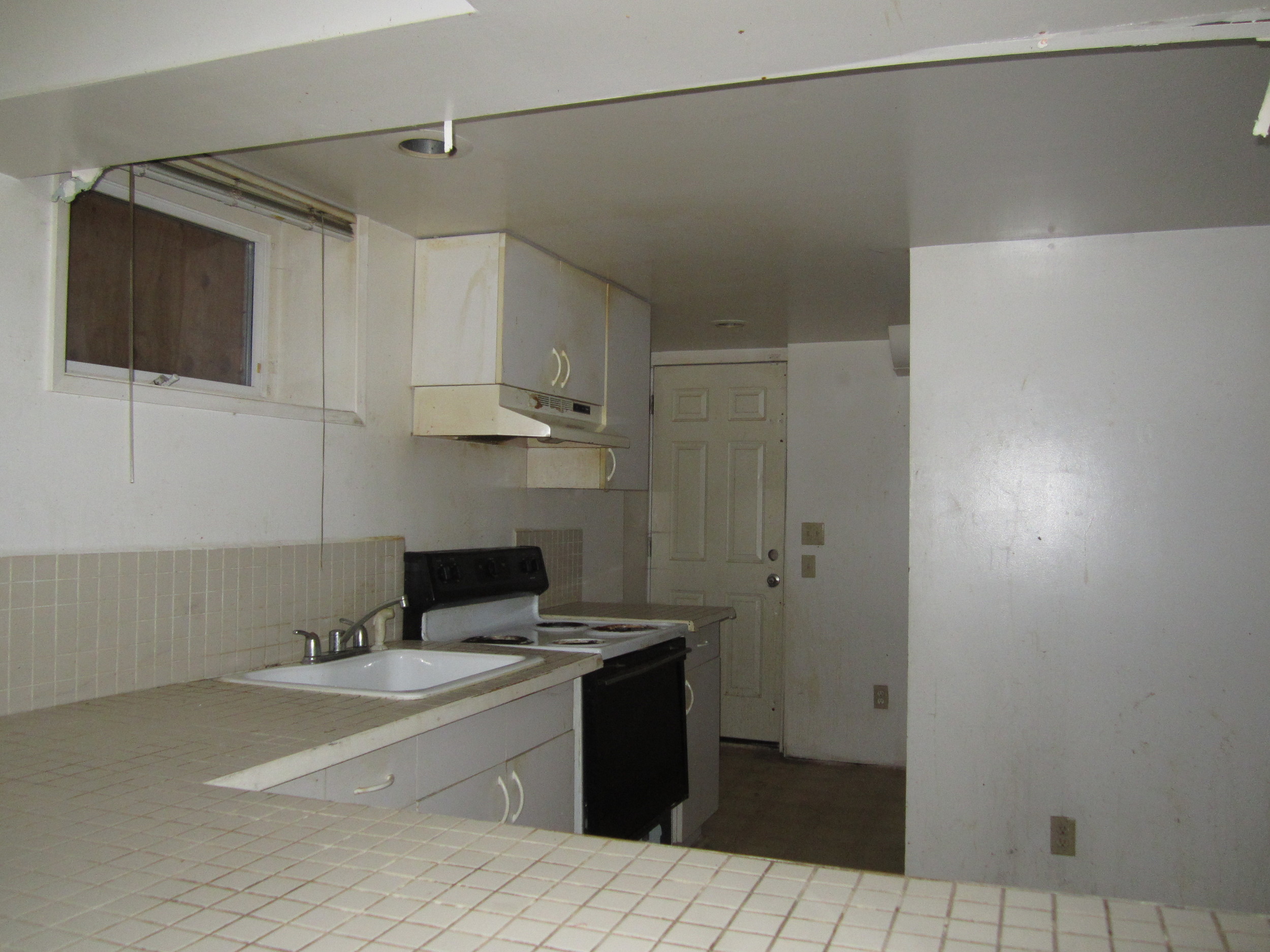 561-869535 - Kitchen 2 basement.JPG