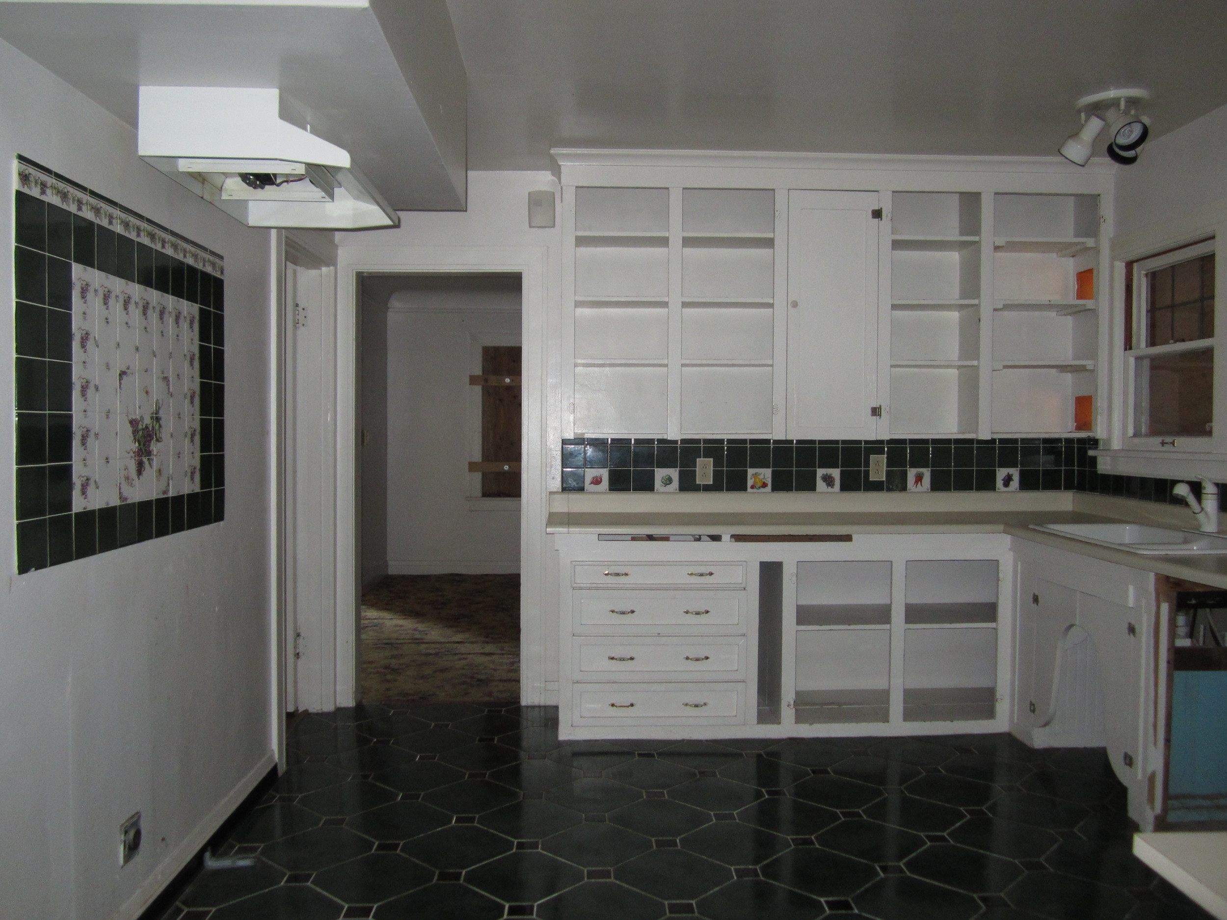 561-869535 - Kitchen 2.JPG