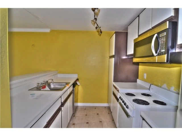 03 Kitchen.jpg