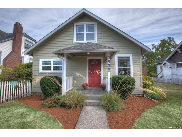 9244 Dayton Ave N, Seattle, WA 98103 1090 SF 8245 SF lot Built in 1916 2 bed, 1.75 baths