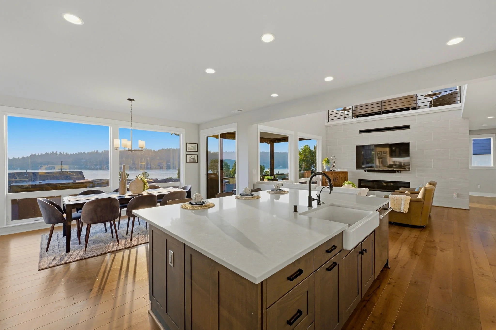 06-islandtodiningliving.jpg
