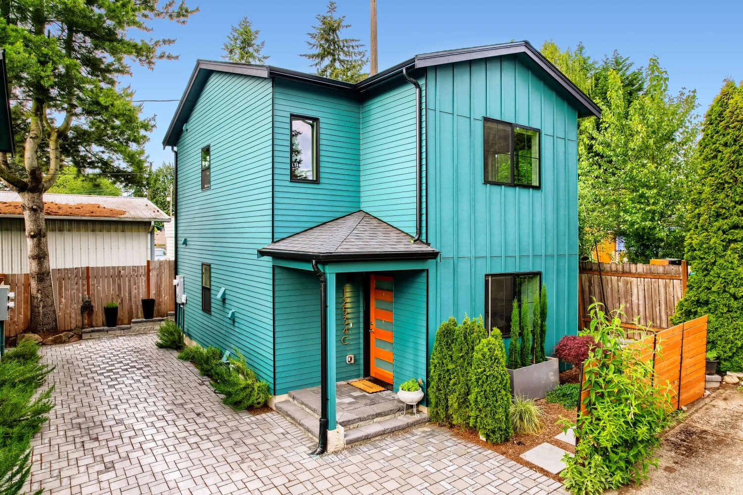 12534 C 5th Ave NE - Web Quality - 003 - 01 Exterior Front.jpg