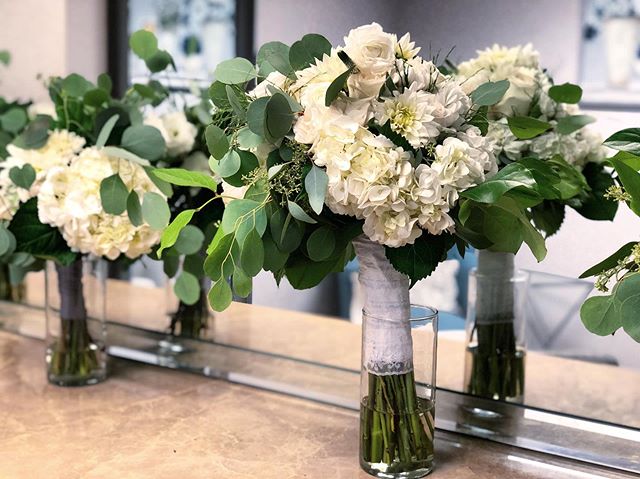 Happy flower Friday 🌿
Venue: @coyotehillsgcevents 
Florist: @mumsandlilies &bull;
&bull;
&bull;
&bull;
&bull;
&bull;
&bull;
&bull;
&bull;
&bull;
&bull;
 #weddingflowers #florals #florist #socalweddings #wedding #ocflorist #laflorist #bridal #florald