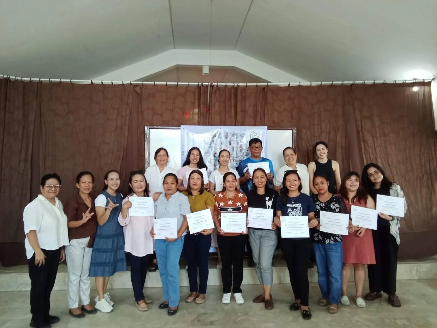 Congratulations to the 68 participants who completed their 2 week Filipino Sign Language Training!!
Participants learned basic signs, studied and performed a song of their choice.
We hope their new awareness and knowledge helps contribute to the Deaf