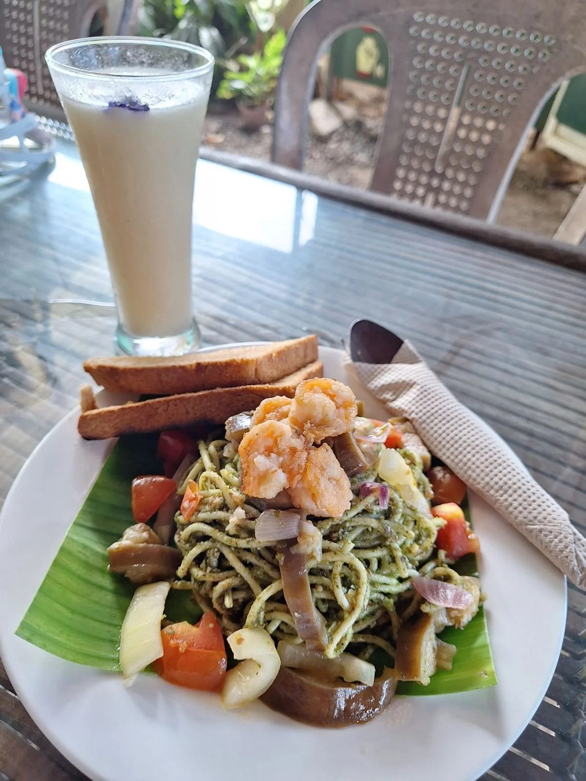 One of our old time favourites, spaghetti with pesto and shrimp!
Available every day, open 9am-5pm.
Try it now!