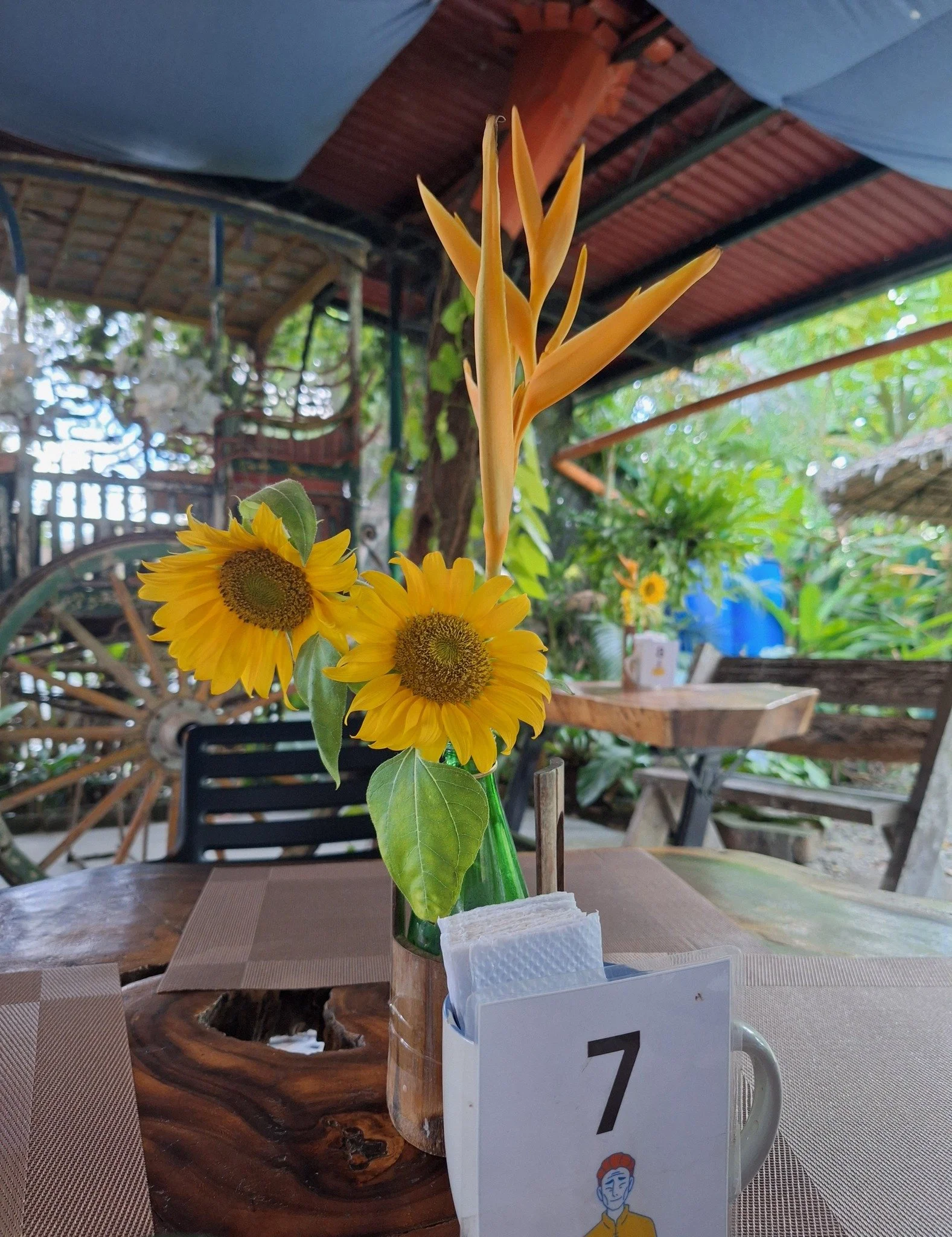 Sunflowers on our tables because our garden is full of beautiful flowers again!

If you want to grow your own, we have sunflower plants for sale, just let us know!

#sunflowers #bacolodcity #gardentotable
