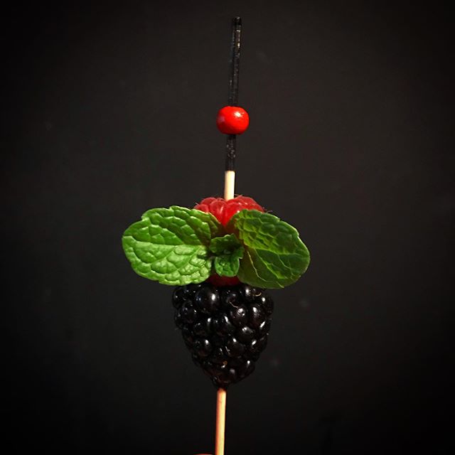 The Garden Hearts High Tea is a play on the Long Island High Tea. A bouquet of liquor with a pretty garnish to boot. 🍸