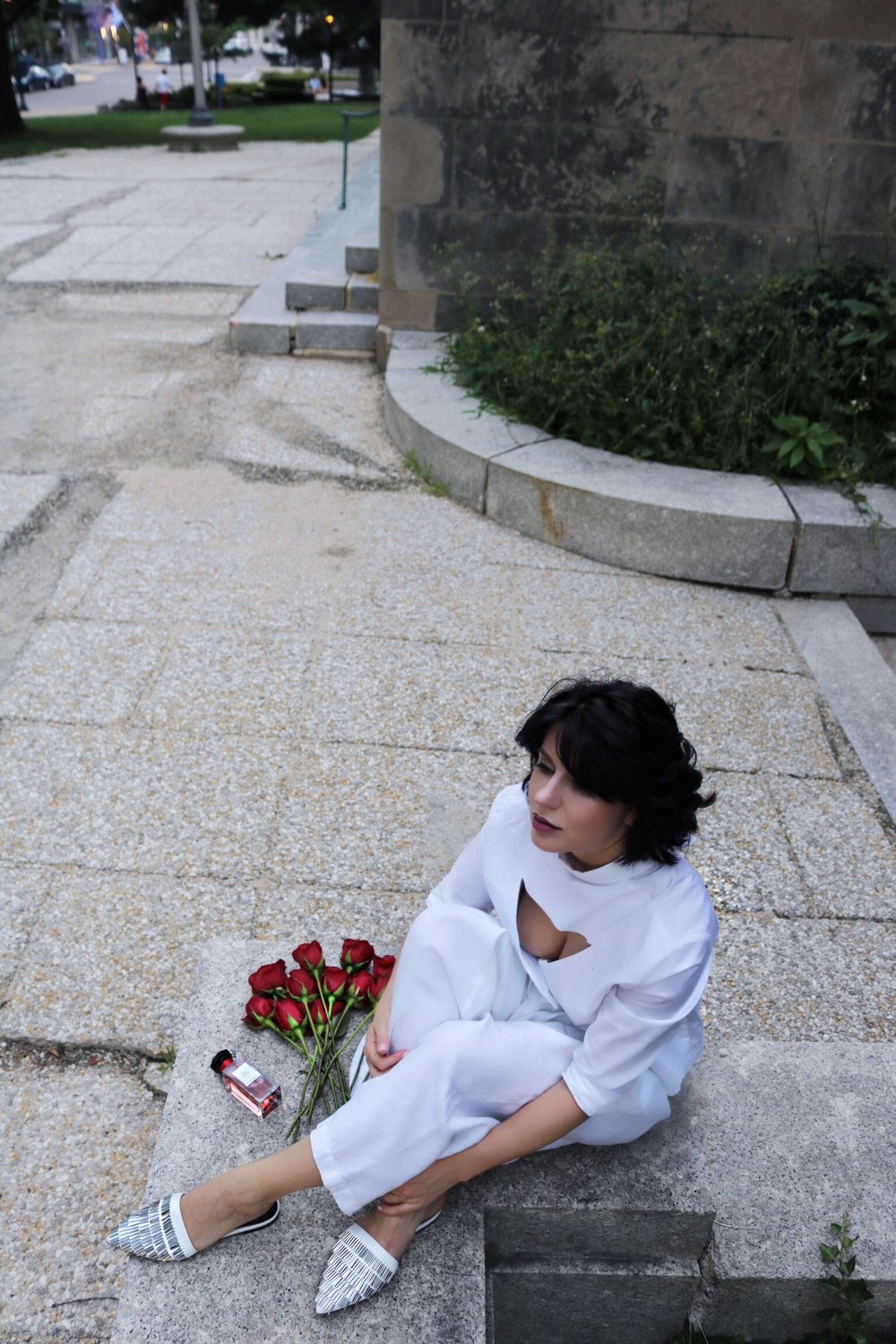 ehitr-linen-outfit-red-roses