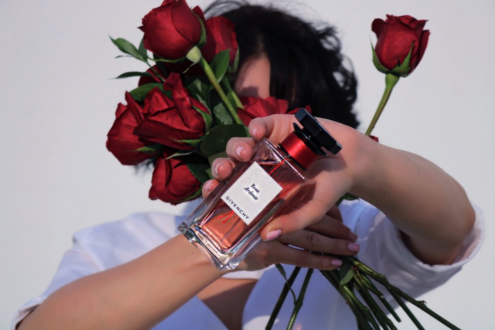 close-up-bottle-givenchy-rose-ardente-blogger-ad
