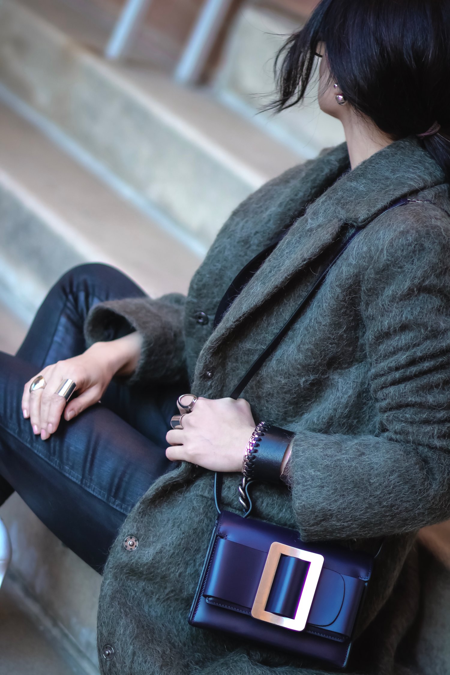 Isabel-Alexander-streetstyle-carying-navy-boyy-bag